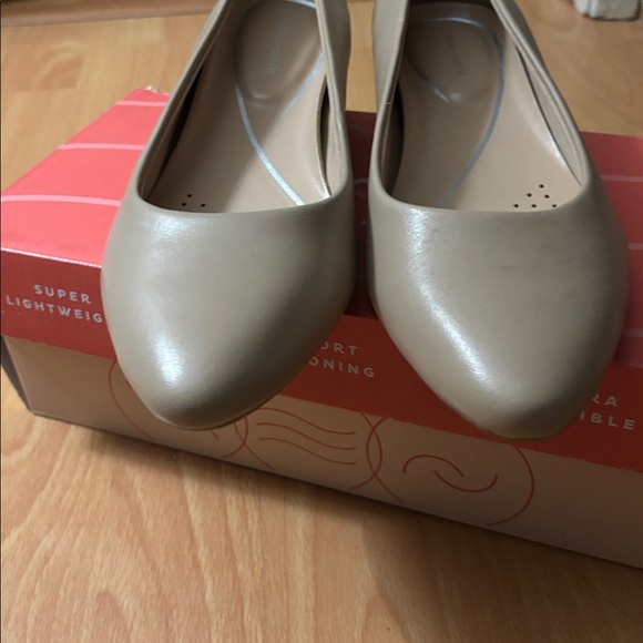 Easy Spirit Women's Beige Flats - Picture 3 of 11